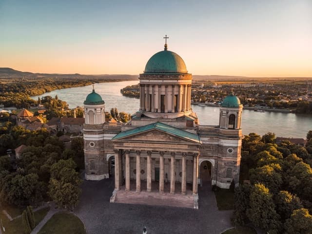 From Budapest: Full-Day Danube Bend Tour with Lunch