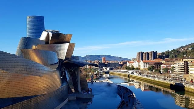 Guggenheim Bilbao museum guided tour in spanish with ticket