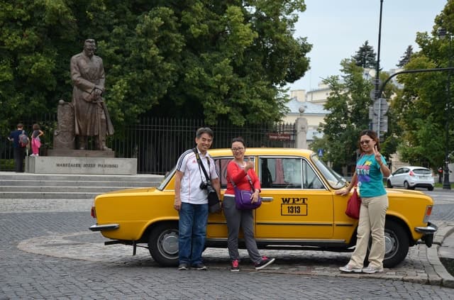 Warsaw: 4-Hour Private Must-See Tour in a Retro Fiat 125p