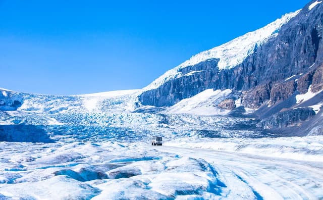 From Banff: Columbia Icefield Tour with Glacier Skywalk