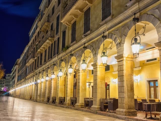 Small Group: Corfu Evening Walking Tour with a Glass of Wine