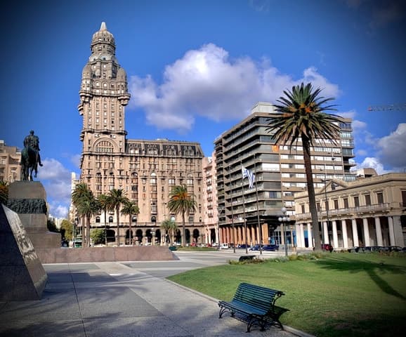 Montevideo: Complete Half-Day Tour with Guide and 6 Stops
