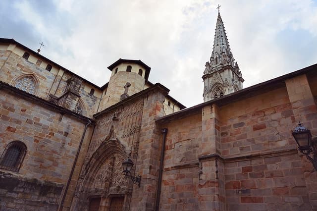 Bilbao: Spanish tour of the Old city & Santiago's Cathedral