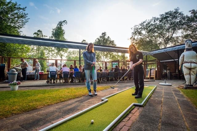 Rotterdam: 18-Hole Outdoor Mini-Golf Game in Euromast Park