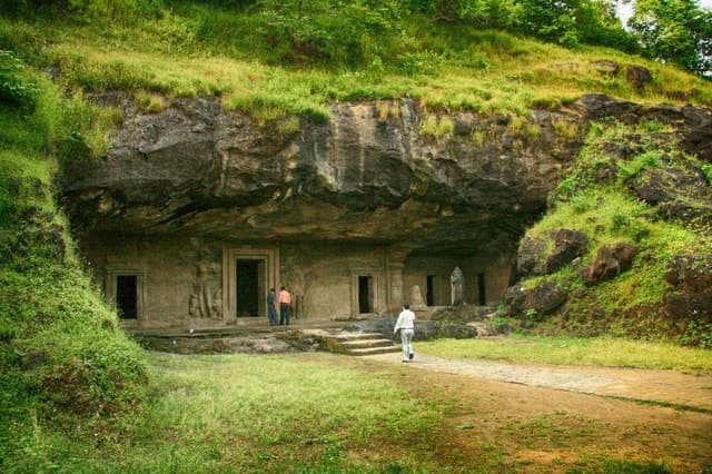 Mumbai: Elephanta Caves Half-Day Guided Tour with Expert