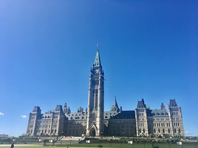 Ride in Comfort: Montreal to Ottawa Luxury Transfers