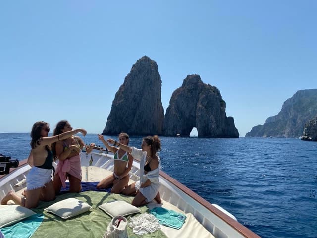 Capri: Island and Grottos Boat Cruise with Snacks and Drinks