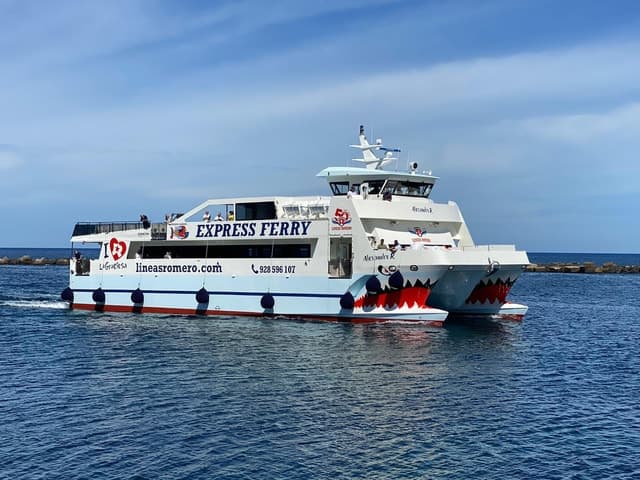 Lanzarote: Return Ferry to La Graciosa with Bus Pickup