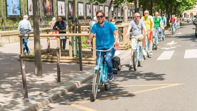 Paris 4-Hour Bike Tour: Off the Beaten Path
