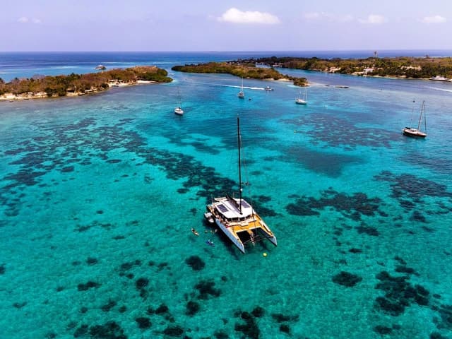 Cartagena: Rosario Islands Catamaran with Lunch and Snorkel