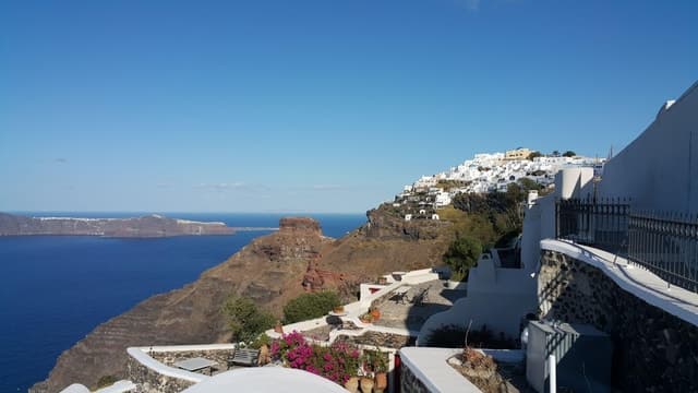 Santorini: Fira to Oia Caldera Hike with Guide