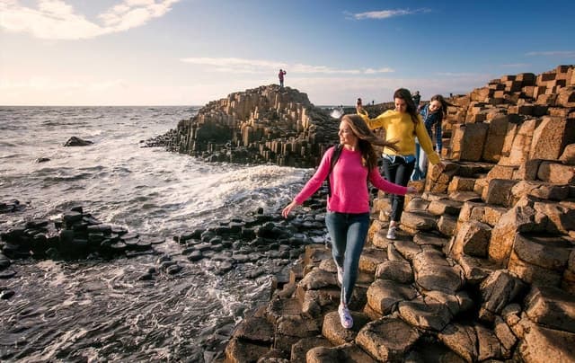 From Belfast: Giant's Causeway Guided Day Tour With Castles