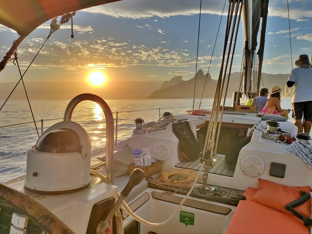 Rio de Janeiro: Guanabara Bay Sunset Sailing Tour & Drinks
