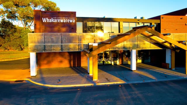 Rotorua: Whakarewarewa Village Guided Tour