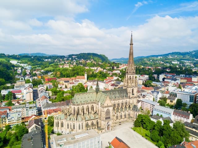 Linz: Churches & Old Town Private Guided Tour