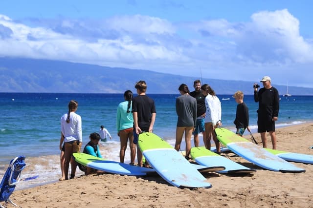 Maui: Group Surf Lesson for Up to 4 Students per Instructor