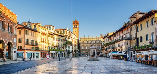 Verona Walking Tour with Skip-the-Line Arena guided visit