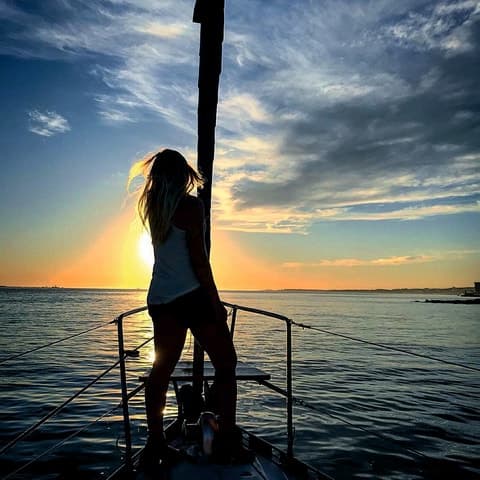 Lisbon: Sunset Sailing Cruise with Wine