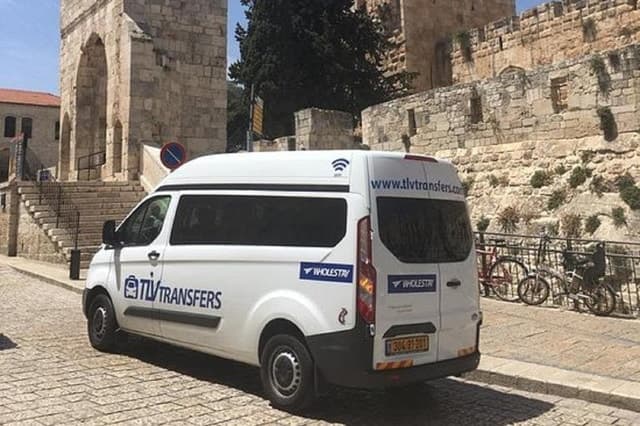 Herzliya: Private Airport Transfer