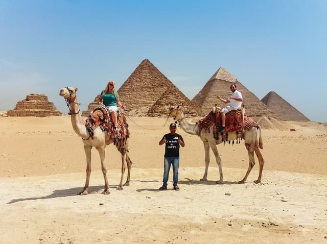 Cairo: Pyramids, Sakkara & Memphis Tour with Lunch