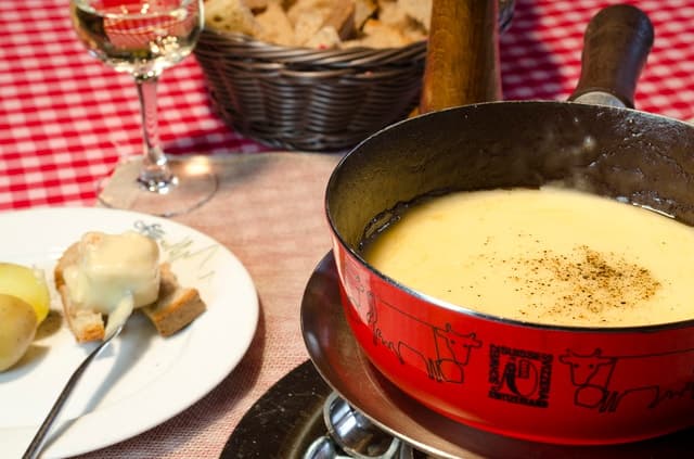 Zurich: Sunset Tour with Cheese Fondue