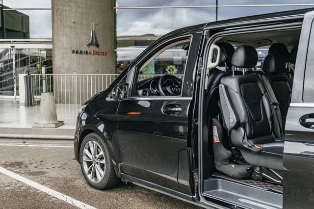 Paris: Standard Private Transfer from or to CDG Airport