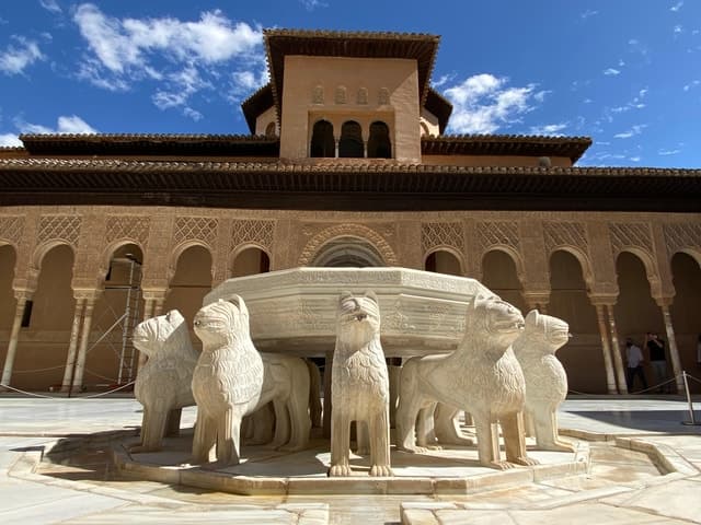 Granada: Alhambra & Generalife Fast-Track Guided Tour