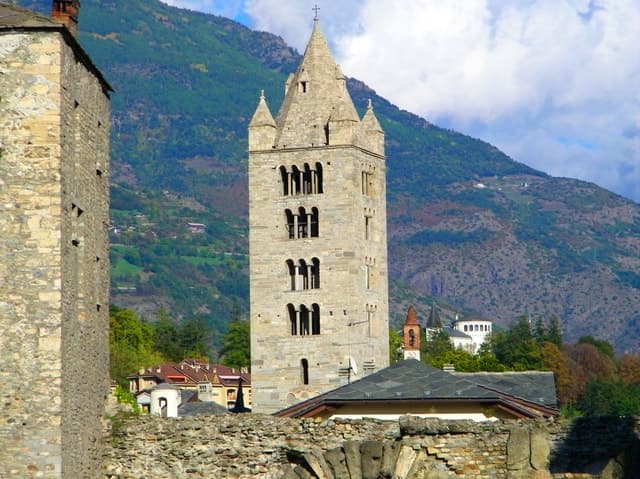 AOSTA private tour: wonderful Roman town surrounded by Alps