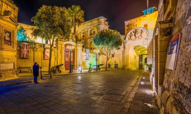 Mdina: Valletta Waterfront Area, Mdina, and Rabat Night Tour