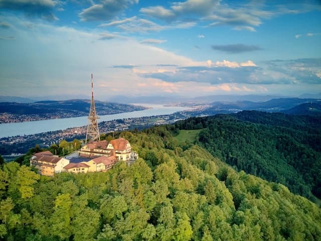 Zurich: Audio Guided City Tour and Train to “Top of Zurich”