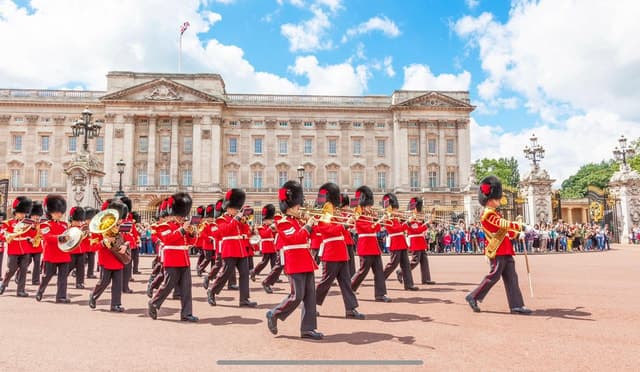London: The Changing of the Guard Tour and Buckingham Palace