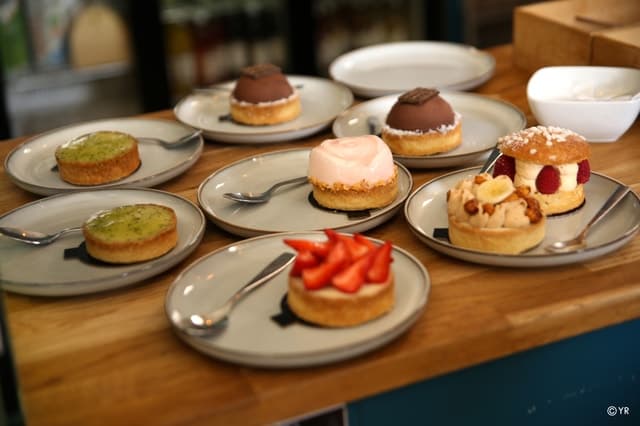 Lyon: Croix-Rousse District Vegan Food Tour with Tastings