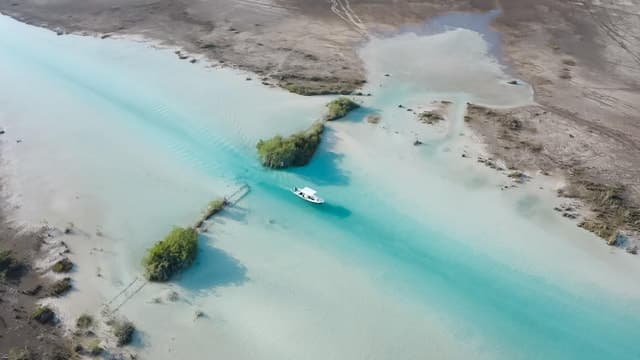 Bacalar: 3 Hour Boat Trip with Swimming & Drinks
