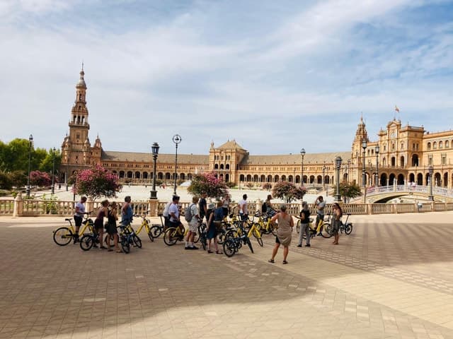 Seville: Relaxing City Bike Tour with a Tour Guide