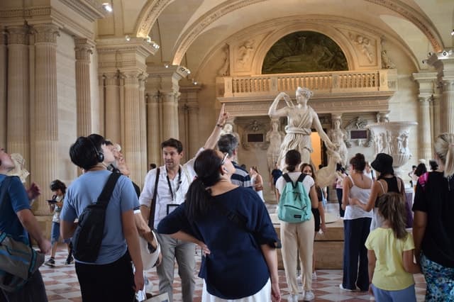 Paris: Louvre Guided Tour with Pre-Reserved Priority Entry