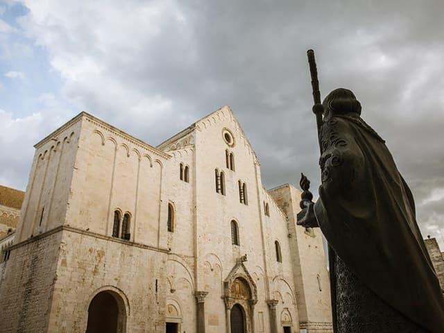 Unveil History: Guided Basilica of Saint Nicholas Tours