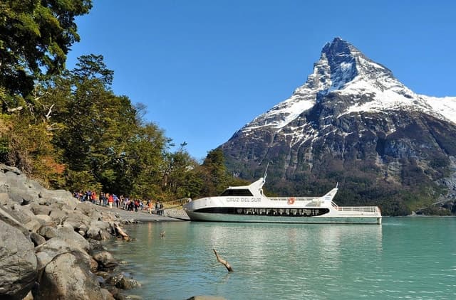 Glaciers & Waterfalls Tour with Boat Trip and Hike