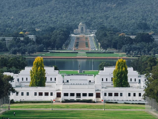 Canberra: City Highlights Day Tour with Entrance Fees
