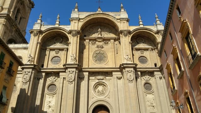 Granada: Cathedra&Royal Chapel & Albaicín skip the line Tour