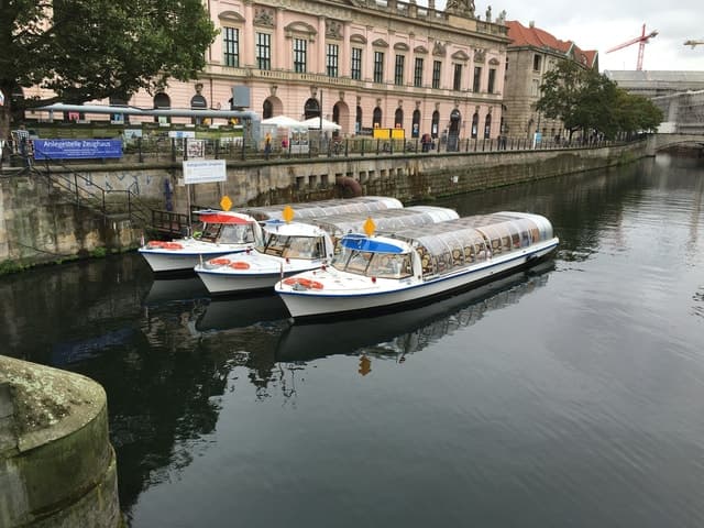 Berlin: 1-Hour Quiet Electric Boat Cruise by Museum Island