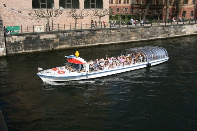 Berlin: E-Boat Sightseeing Spree Cruise in German & English