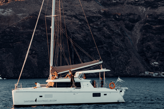 Santorini: Catamaran Caldera Cruise with Meal and Drinks