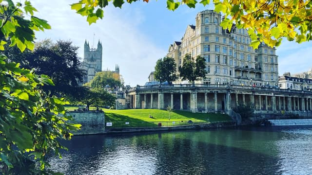 Bath: Walking Tour with Qualified Blue Badge Tourist Guide