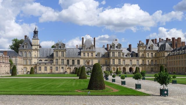 Fontainebleau: Palace Private Guided Tour with Ticket