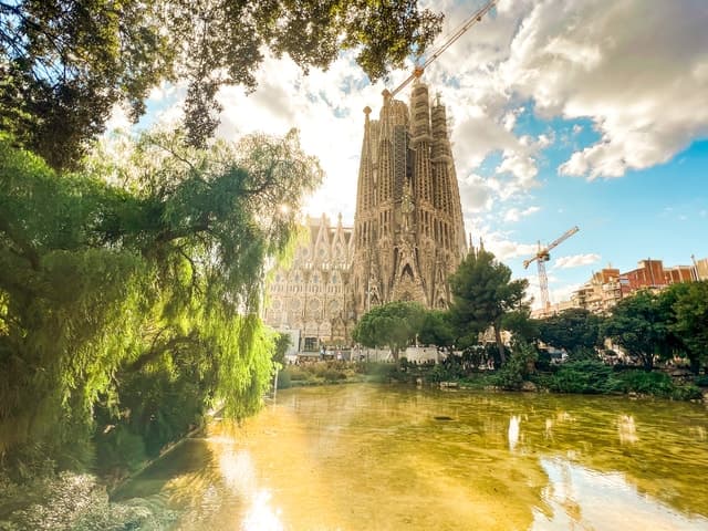 Barcelona: Sagrada Familia, Park Güell & Gothic Quarter Tour