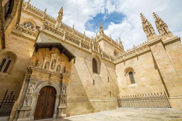 Granada: Cathedral and Royal Chapel Guided Tour with Tickets