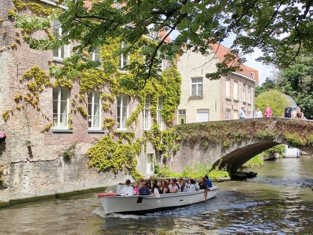 Bruges: Small Group Boat Cruise and Guided Walking Tour