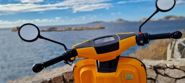 Marseille: Electric Motorcycle Rental with Smartphone Guide
