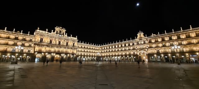 Salamanca: Legends and Stories Private Night Walking Tour