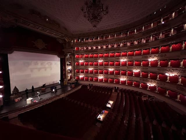 Iconic Milan: Duomo Cathedral & La Scala Opera Tour